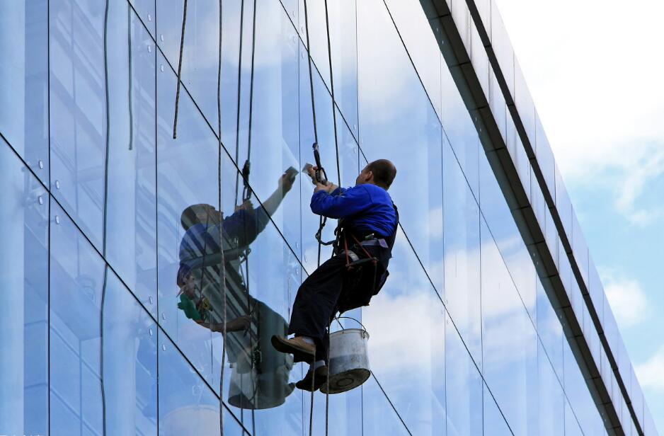 工廠、商務大樓、工業園區、私人企業、電影院、銀行、政府機關、學校、酒店娛樂場所等外墻清洗