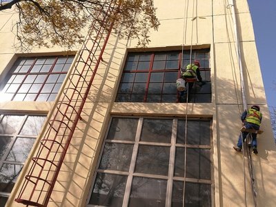 工廠、商務(wù)大樓、工業(yè)園區(qū)、私人企業(yè)、電影院、銀行、政府機(jī)關(guān)、學(xué)校、酒店娛樂場所等外墻清洗