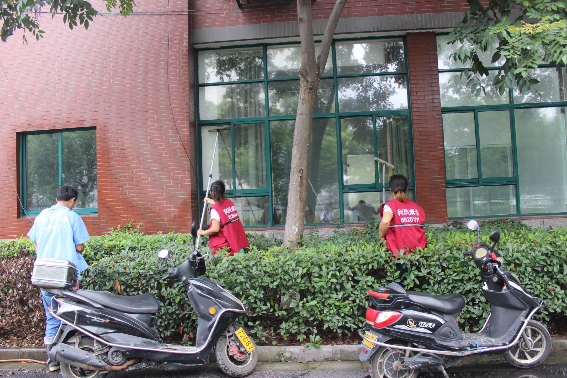 工廠、商務大樓、工業(yè)園區(qū)、私人企業(yè)、電影院、銀行、政府機關、學校、酒店娛樂場所等除塵保潔